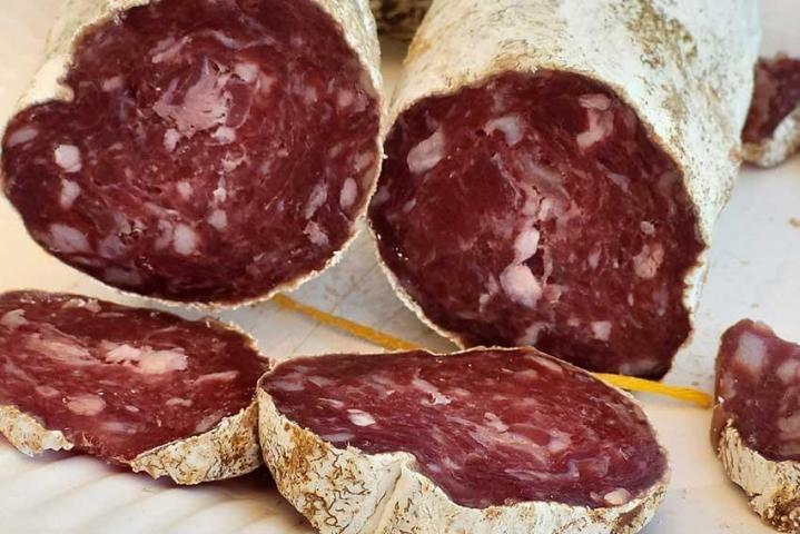 Nous proposons des charcuteries fermières artisanales, savoureuses et authentiques.